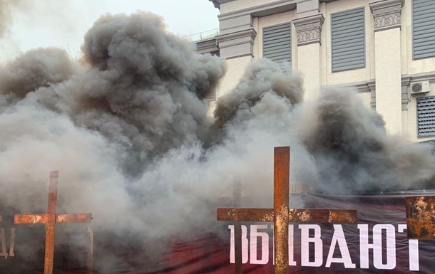 Нацкорпус палив фаєри біля посольства РФ в Києві