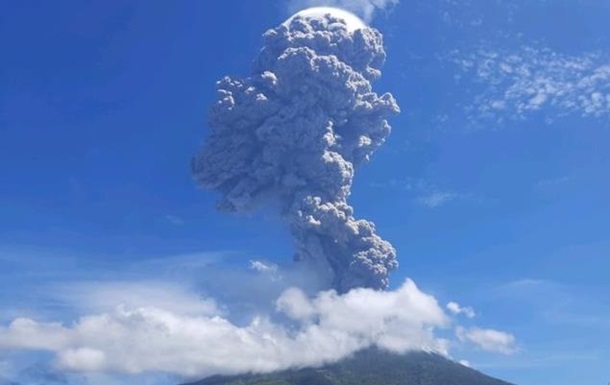 Мощное извержение вулкана в Индонезии: видео