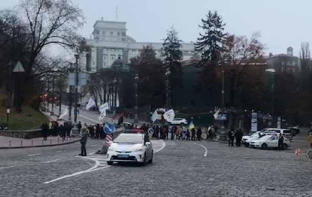 Мітингувальники перекрили рух у центрі Києва