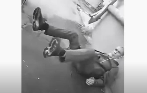 Опубликовано видео избиения подростком наркомана в Полтаве. 18+