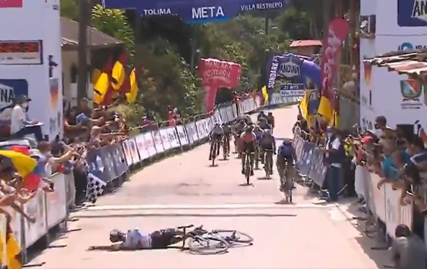У Колумбії велогонщик переміг, впавши на фініші
