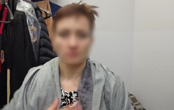 У Києві патрульні затримали жінку, яка вживала наркотики в ТЦ