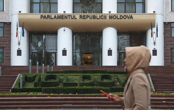 Парламент Молдови урізав повноваження обраного президента Санду