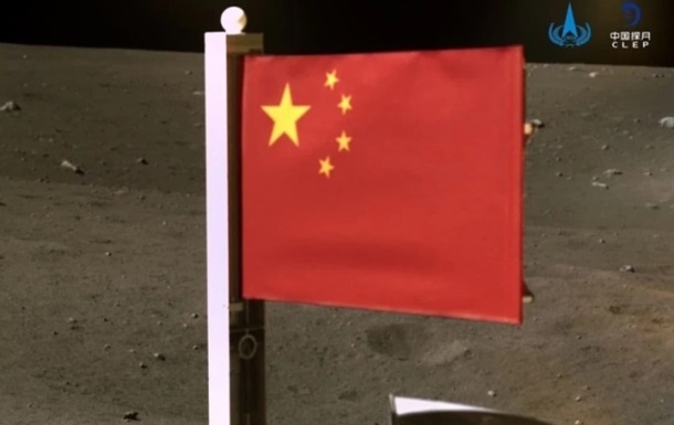 Зонд Чан е-5 встановив прапор Китаю на Місяці