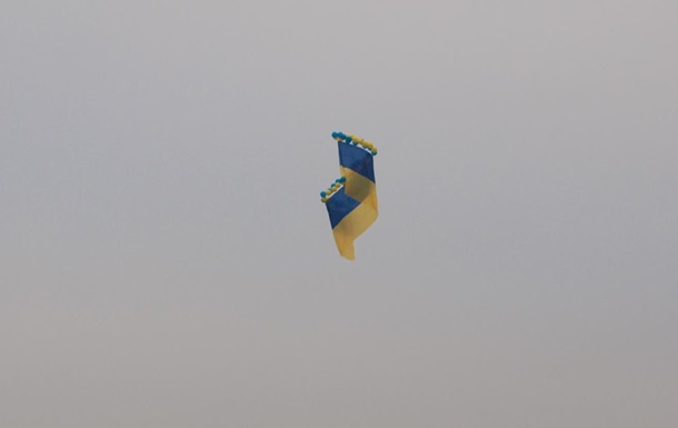 Над Кримом запустили 20-метровий прапор України