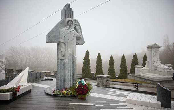 В Киеве открыли памятник космонавту Каденюку