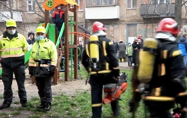 У Києві під час пожежі чоловік вистрибнув з вікна п ятого поверху