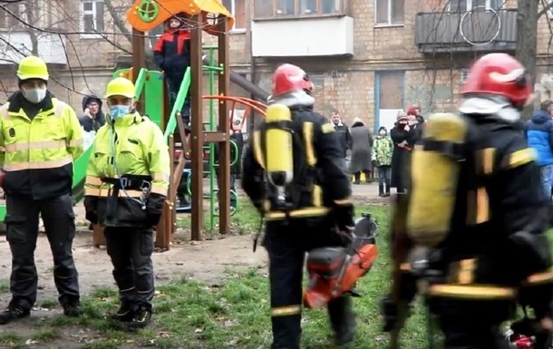 В Киеве во время пожара мужчина выпрыгнул из окна пятого этажа