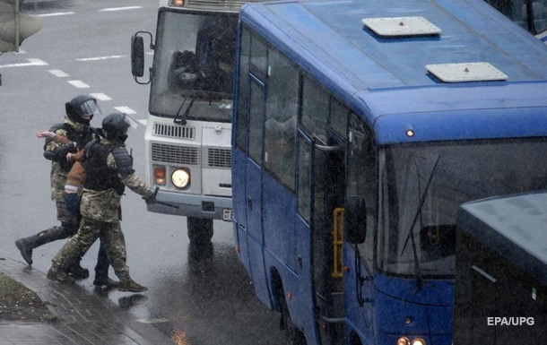 Протесты в Беларуси: в Минск стягивают спецтехнику