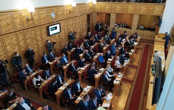 Депутати-угорці Закарпаття влаштували демарш на першій сесії облради