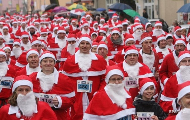 В Германии Санта-Клаусы провели праздничный забег