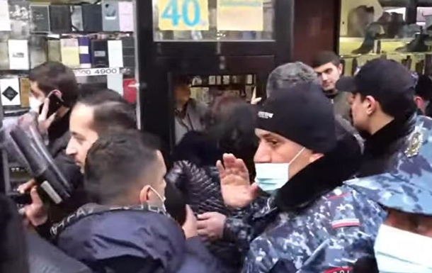 У Єревані протестувальники перекрили метро