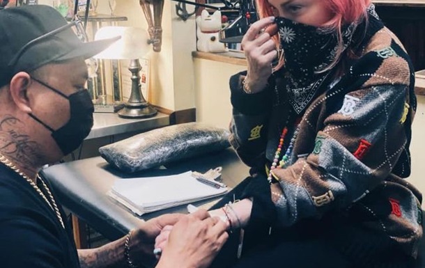 Мадонна сделала первую татуировку