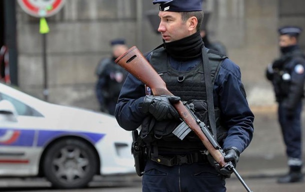 Вбивство вчителя під Парижем: у Франції затримали ще п ятьох осіб
