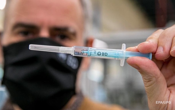 Канада схвалила використання COVID-вакцини від Pfizer