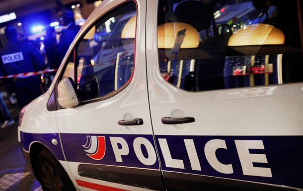 У Франції невідомий напав з ножем на поліцейських