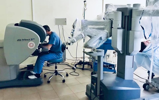 Во Львове робот впервые сделал операцию пациенту