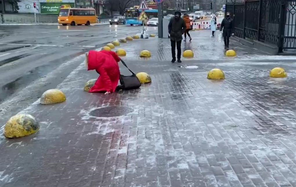 Ожеледь у Києві: дрифт маршрутки і вулиці-ковзанки