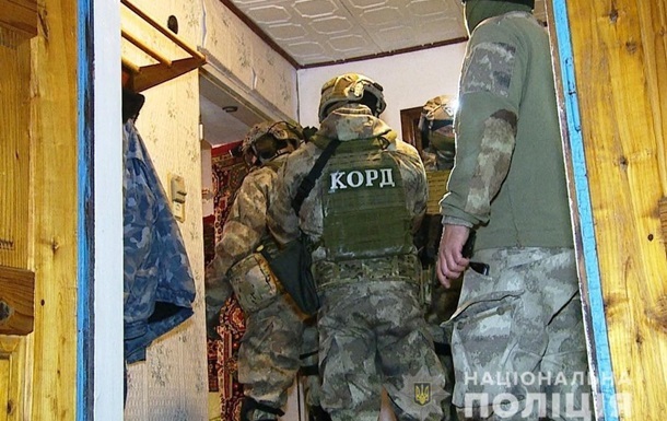 На Київщині 10 людей влаштували розбірки з копами, які затримали п яного