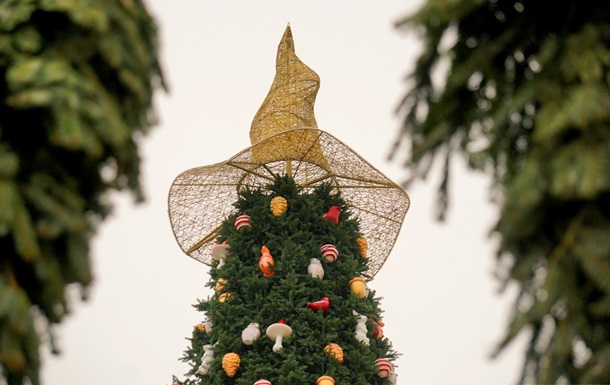 Шляпка на елке в Киеве: организаторы рассказали, что она означает