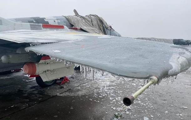 ЗМІ опублікували фото обмерзлого літака ЗСУ