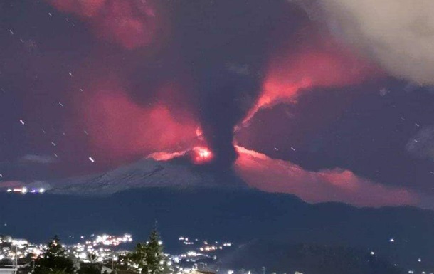 На Сицилії вивергається вулкан Етна