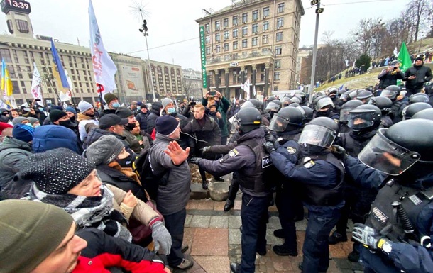 У зіткненнях у Києві постраждали десятки осіб