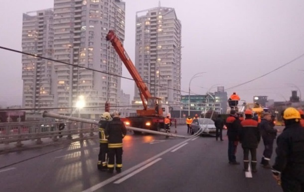 Полиция открыла дело из-за падения электроопор на мосту в Киеве