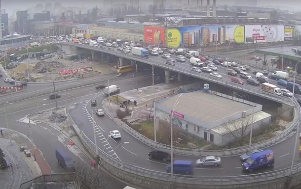 Момент падения электроопор на Шулявском мосту попал на видео