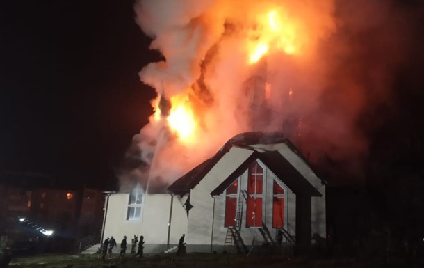 В Івано-Франківській області загасили пожежу в церкві