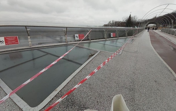 На мосту Кличка в Києві знову тріснуло скло