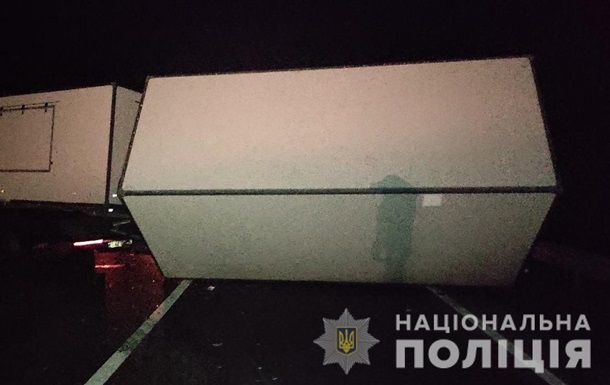 На Львівщині легковик виїхав на зустрічну: загинув водій