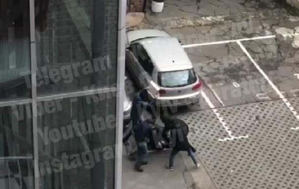 Під час спроби захоплення будівлі в Києві постраждав поліцейський