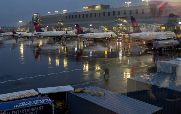 У США пасажири в аеропорту вистрибнули з літака