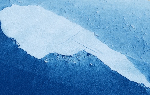 Найбільший у світі айсберг продовжує руйнуватися