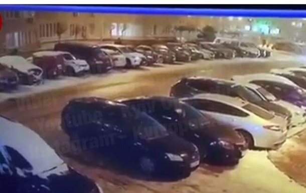 Под Киевом мужчина повредил десяток авто после ссоры с женой