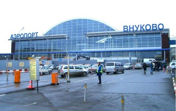 В аэропорту РФ самолет выкатился за пределы полосы