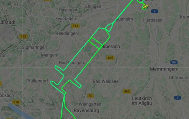Німецький пілот  намалював  у небі величезний шприц