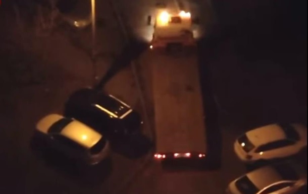 У Києві евакуатор вночі розбив чотири авто і поїхав