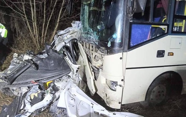На Львівщині зіткнулися легковик, автобус і вантажівка: є жертва