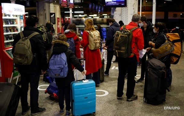 Українці витрачають на закордонні подорожі в 1,7 разу менше