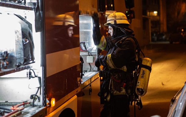 У палаючій квартирі в Києві рятувальники виявили тіло з ножовими пораненнями