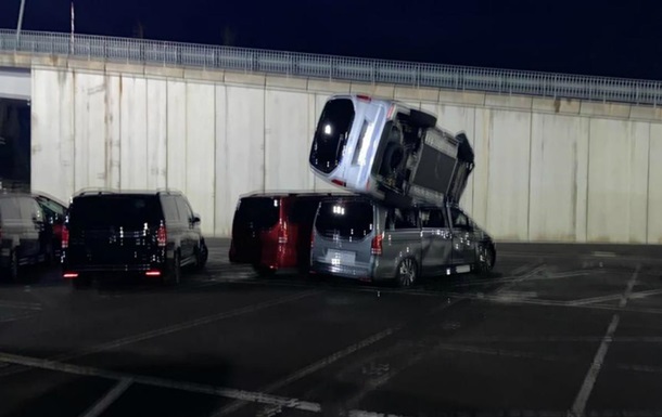 В Іспанії звільнений співробітник трощив бульдозером нові Mercedes