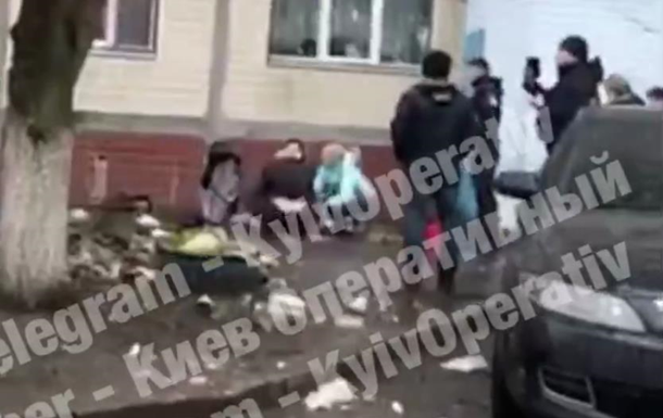 У Києві жінка викинула дитину з вікна. 18+