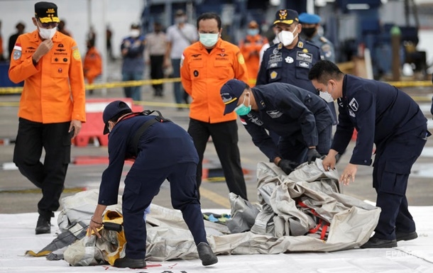 Авіакатастрофа в Індонезії: виявлені останки тіл