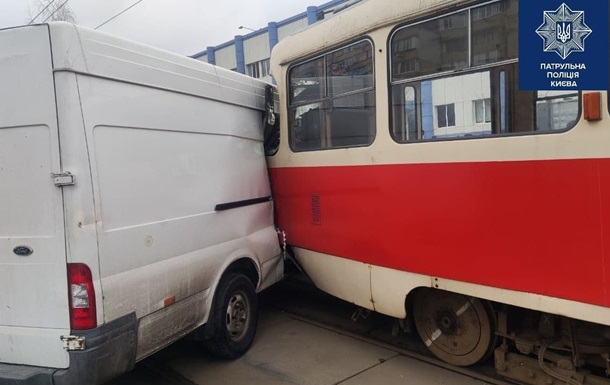 ДТП в Києві зупинила рух трамваїв