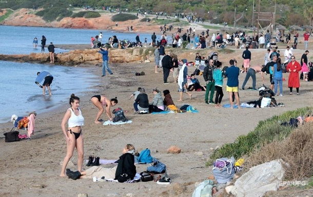 У Греції аномальне тепло: люди купаються в морі