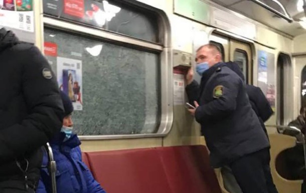 У Києві вандали розбили вікна в потягах метро