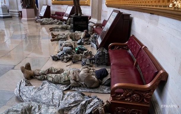 Опубліковано фото сплячих військових у Капітолії США