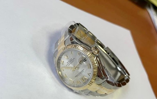 У Борисполі вилучили золотий годинник з діамантами